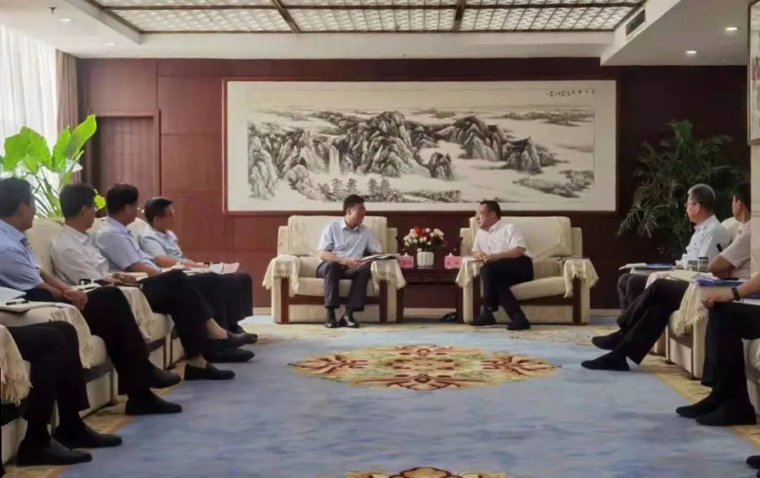 渭南市委、市政府領(lǐng)導(dǎo)會(huì)見嚴(yán)鑒鉑董事長(zhǎng)